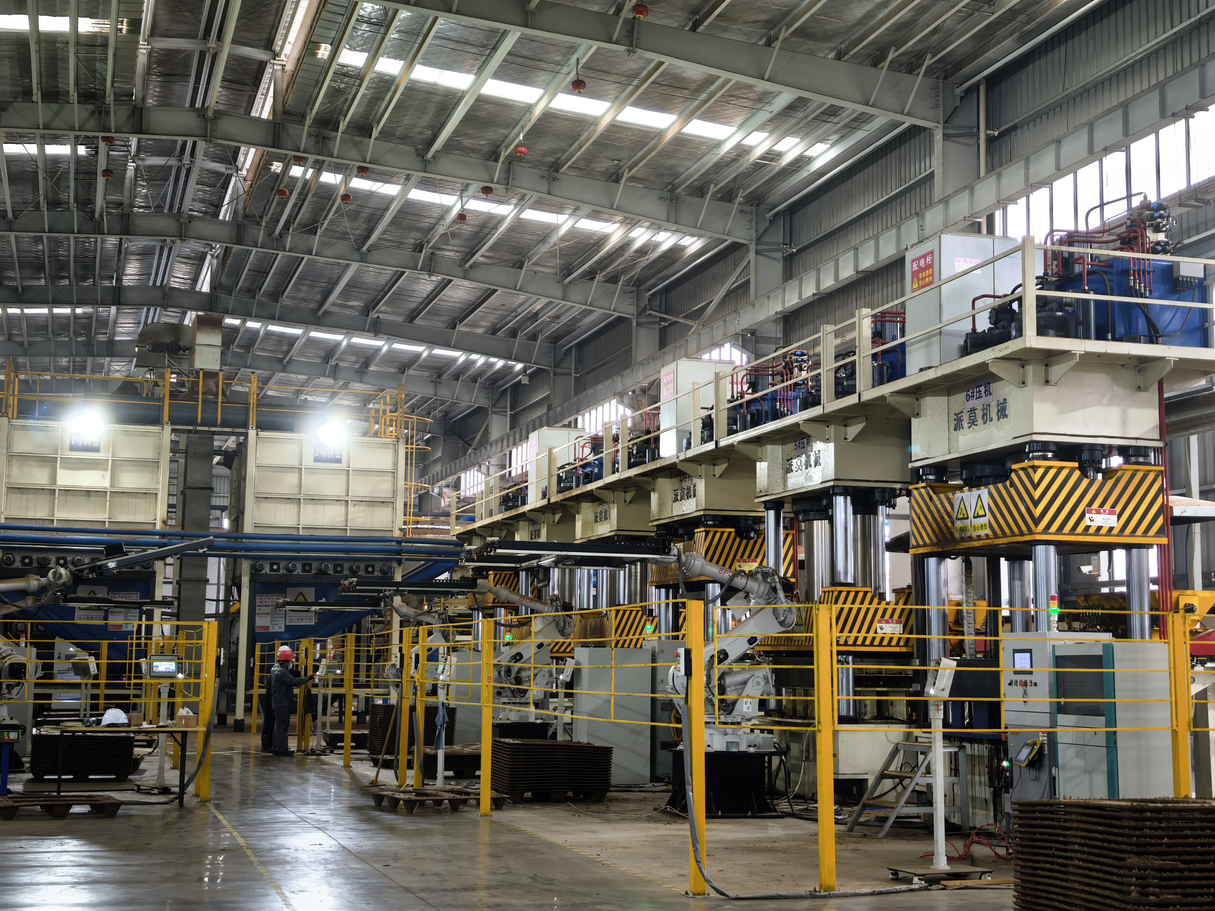 上海集凯物链装备有限公司外观，现代化工业厂房，绿色植被环绕，阳光充足